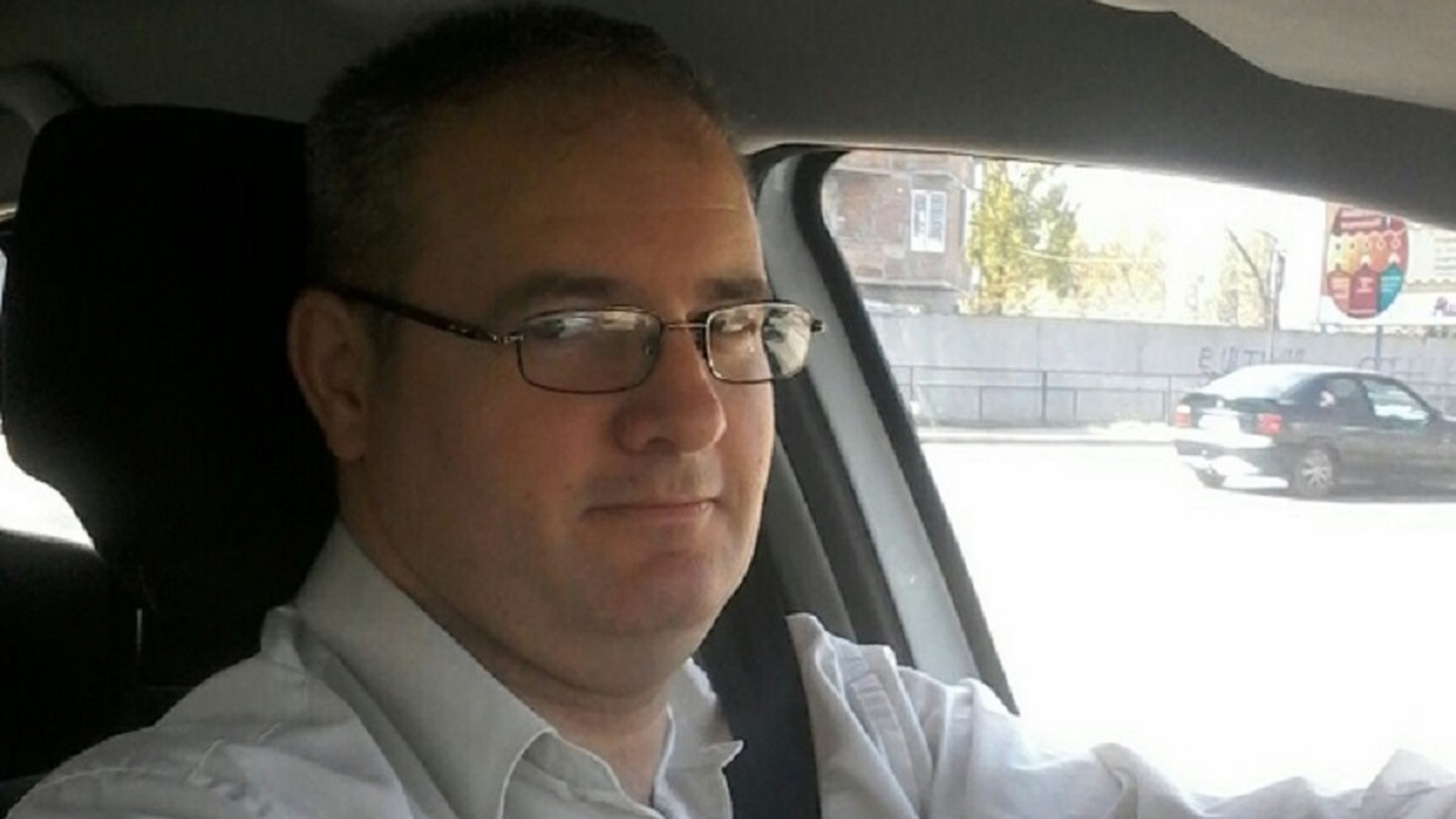 Un şofer UBER a găsit 10.000 de euro pe bancheta maşinii sale! Ce a urmat după aceea
