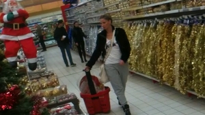 Asa arata o diva gospodina! Andreea Banica "sub acoperire" la raionul de produse de curatat