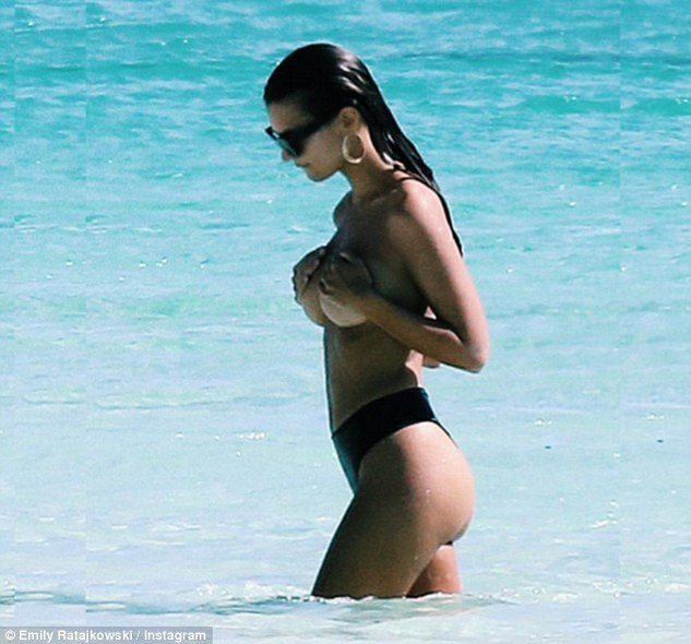 Aşa arată Emily Ratajkowski topless