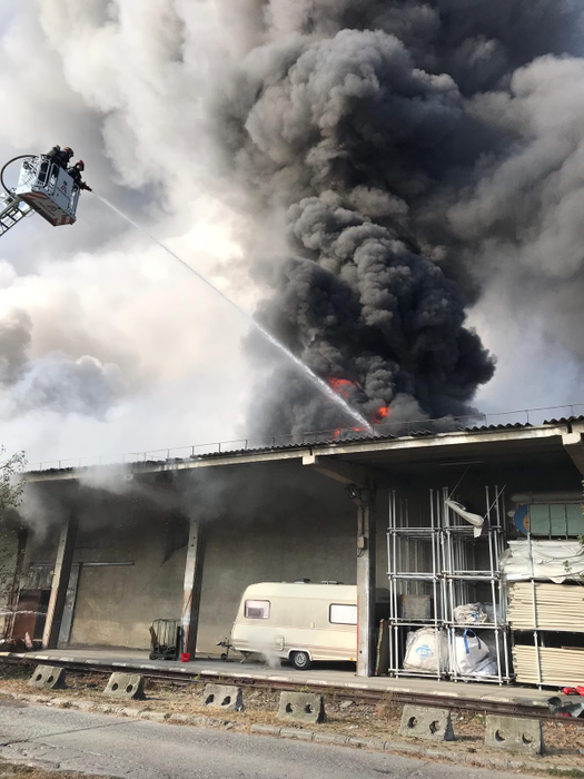 Două incendii de proporții, în Ploiești, în mai puțin de 24 de ore