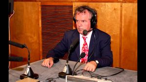 Cum arată acum Ilie Dobre, cel mai cunoscut comentator de radio din lume. Andreea Berecleanu s-a fotografiat cu el şi...