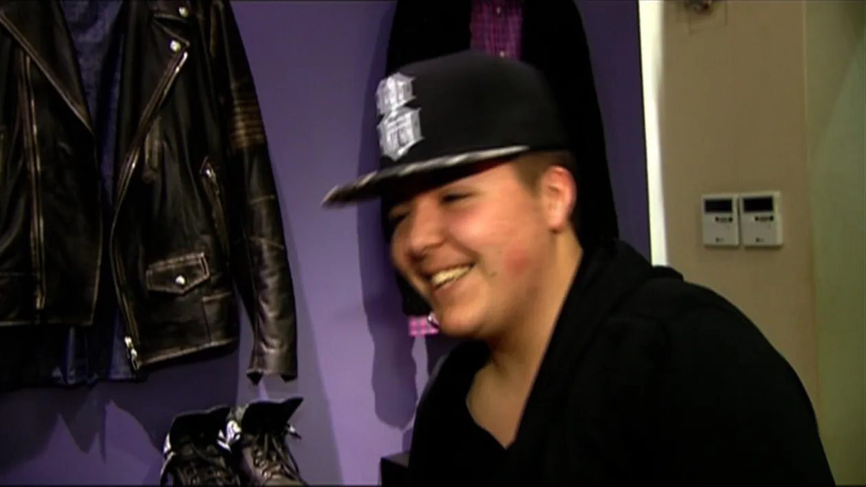 Imaginea care te va face sa razi pana la lacrimi! Vezi cum a putut sa se pozeze Alex Velea!