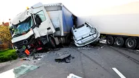 Accident teribil in Valcea! Un barbat a murit, iar fiica sa a fost ranita dupa ce masina in care se aflau s-a lovit de un camion