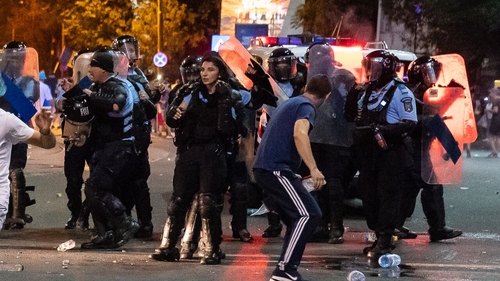 Bărbatul care i-ar fi furat arma jandarmeriței agresate la mitingul diasporei a fost arestat pentru 30 de zile