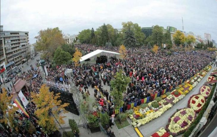 O familie din București împodobește cu flori, de 15 ani, catafalcul moaștelor Sfintei Parascheva