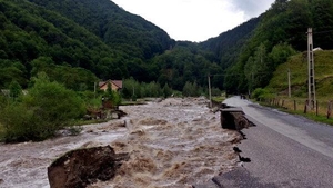 Codul portocaliu de inundaţii, prelungit până luni la ora 16.00