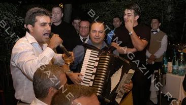 Robert Turcescu, asa cum nu l-ai mai vazut niciodata! Cu paharul de sprit in mana, cantand muzica de petrecere cu un lautar!