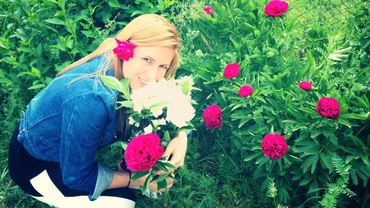 Una mai mandra ca alta! Alina Crisan si-a scos sora in parc pentru un pictorial senzual printre flori de iasomie si trandafiri!