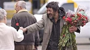 Gestul copleșitor făcut de un om al străzii din București. A împărțit flori la doamne și domnișoare, chiar dacă nici nu are ce mânca - unii l-au acuzat că le-a furat din cimitire