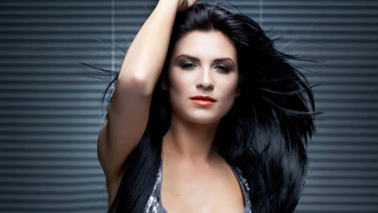 E de nerecunoscut! Înainte era o adevărată bombă sexy, dar de când a devenit mămică s-a transformat complet! Cum arată acum ELLIE WHITE