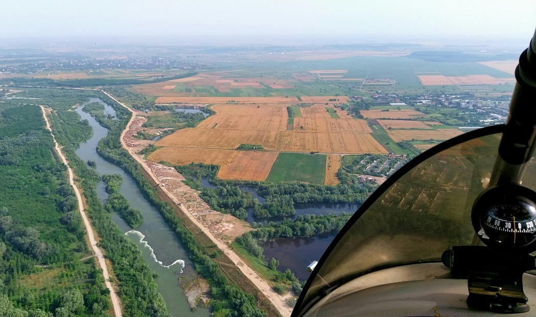 Ciprian Furtună s-a dus la mare cu motodeltaplanul, evitând aglomeraţia de pe Autostrada Soarelui
