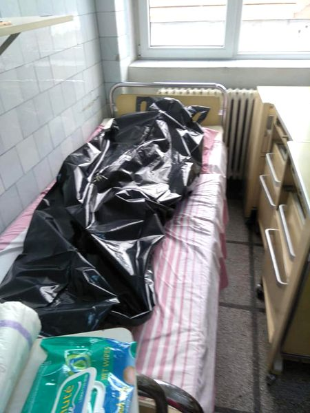 Imagini greu de privit de la Spitalul Județean de Urgență Reșița. Pacienții cu COVID stau dezbrăcați, pe holuri. FOTO