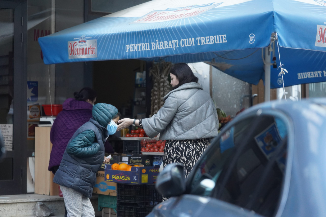 O cerșetoare îi cere bani Amaliei Năstase (Foto: CANCAN.RO)