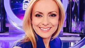 Ce gafă a făcut Simona Gherghe în platou. A îmbrăcat o rochie albastră şi...