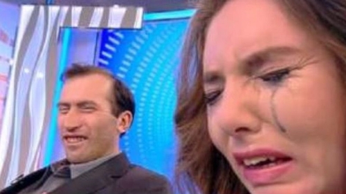Încă un episod marca Acces Direct. Cameraman România TV, lovit cu piatra în cap de tatăl lui Viorel Stegaru