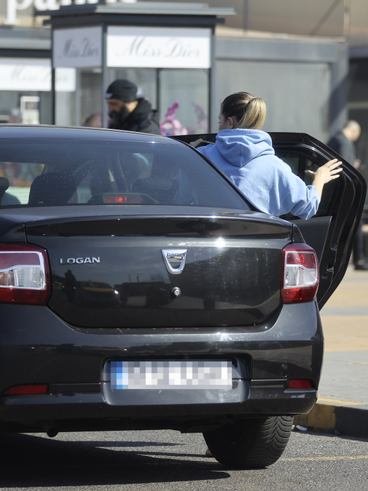 Gina Pistol urcă pe bancheta din spate (Foto: CANCAN.RO)