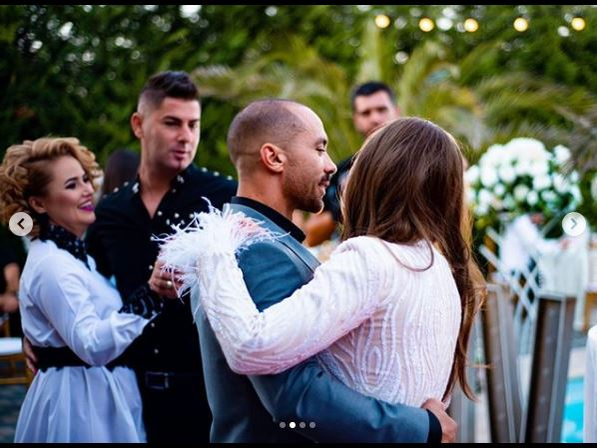 Oana Radu, o mireasă cum rar s-a mai văzut! Cum au arătat toate ţinutele artistei de la cununia civilă cu Cătălin Dobrescu. A avut decolteu larg şi…