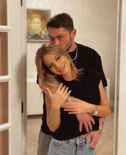 “Funduleț” nu se ferește să își arate sentimentele în public. Cum a pozat-o Raluka în timp ce se săruta cu iubitul “secret”
