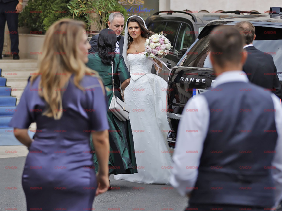 Ministrul Finanțelor și soția, ședință foto la Palatul Șuter. Nașa de cununie a mirilor a atras privirile tuturor!