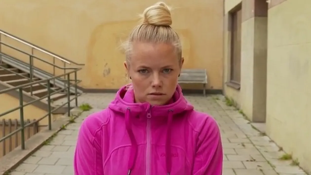 Scene greu de privit! Un barbat arunca cutite de bucatarie intr-o adolescenta si filmeaza absolul tot!