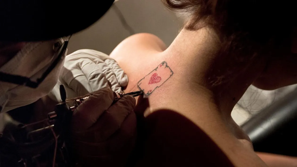 Unii sunt incantati, altii sunt dezamagiti! Inna si-a tatuat asul de inima rosie dupa ceafa! Tie iti place?