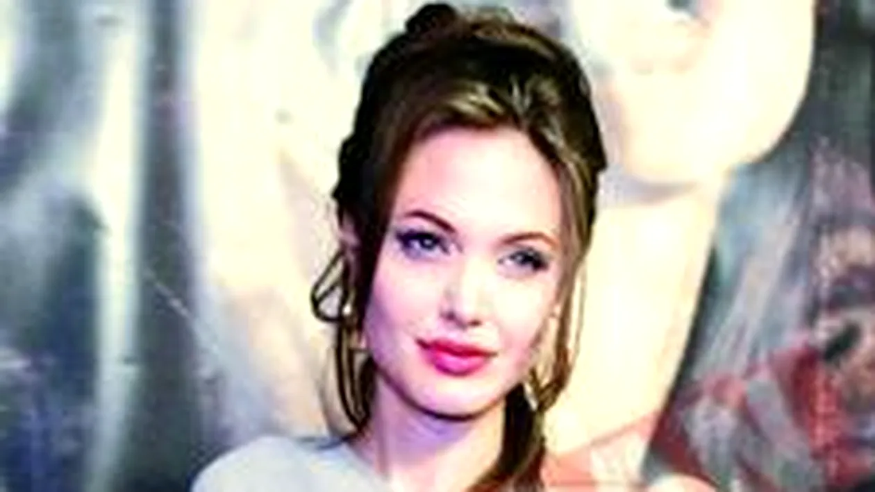 Angelina Jolie se da cu creme ieftine