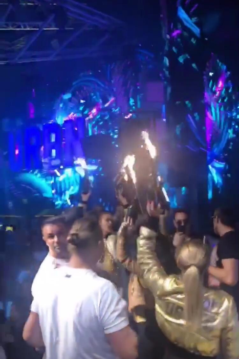 Bianca și Alex s-au “înecat” în șampanie la Dubai