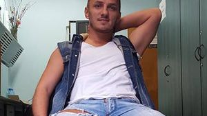 E de-a dreptul... halucinant! Cum a fost fotografiat MIHAI TRĂISTARIU în apartamentul său: „Jos chiloţii!“