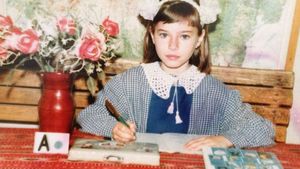 Prima zi de școală pentru vedete. Cum arătau Andra, Andreea Esca, Delia sau Loredana