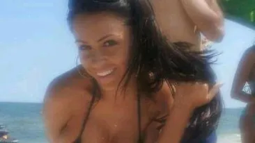 Nu se poate abtine sa-si arate sanii nici cand isi tine copilul in brate. Uite cum s-a pozat sotia lui Sisu alaturi de fetita ei