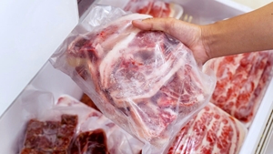 Câte luni maximum poate fi păstrată în congelator carnea de pui, de vită și de porc. Greșeala pe care mulți români o fac!