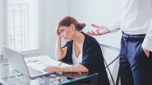 Povestea de viața a unei mame a doi copii din Marea Britanie. Motivul ireal pentru care această tânără este obligată de şef să vină doar machiată la muncă