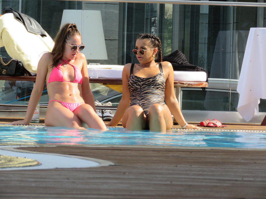 Adra Volos, de la Puterea Dragostei, la piscină, în Mamaia, alături de o prietenă