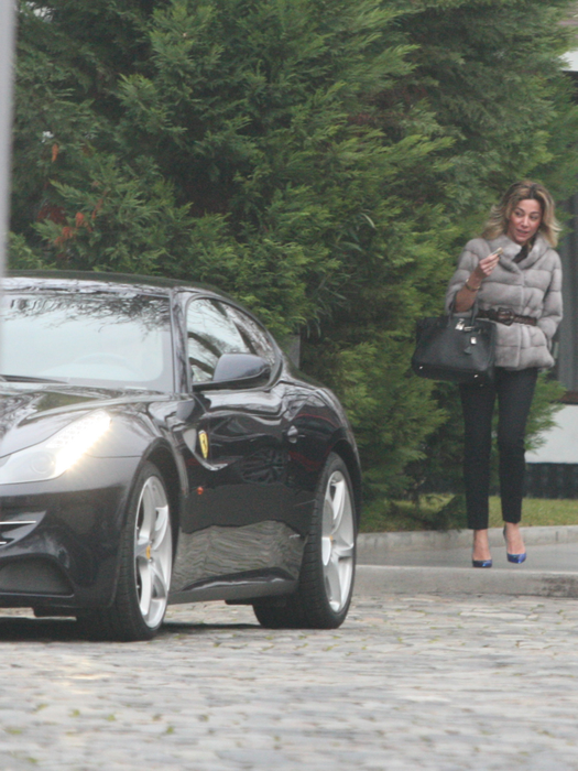 „Regina puilor“ conduce un autoturism de top, marca Ferrari