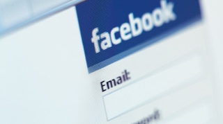 A batut laptopul cu matura pentru ca iubitul statea prea mult pe Facebook