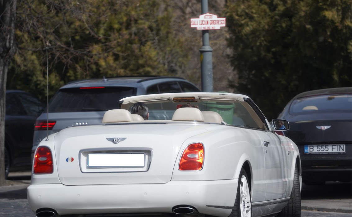 Dan Nicorescu și-a scos pe stradă Bentley-ul decapotabil, odată ce primăvara și-a intrat în drepturi (Foto: CANCAN.RO)