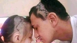 Povestea din spatele imaginii care s-a viralizat în România. Care e motivul pentru care tatăl și fiica s-au fotografiat așa