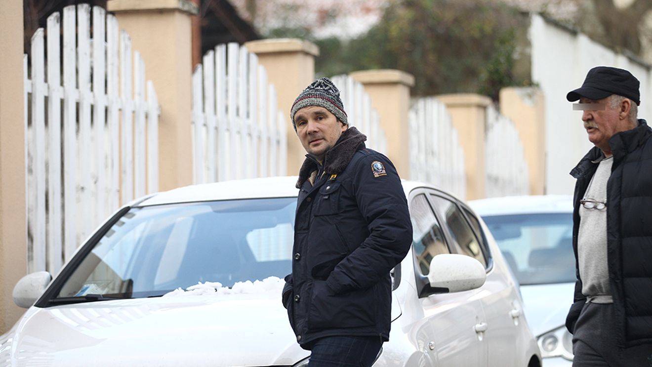 MEGAEXCLUSIVITATE. Este proprietarul unuia dintre cele mai puternice trusturi de televiziune şi nimic nu-i trădează averea gigantică. ”Miliardarul fără chip” este probabil cel mai bogat român, dar locuieşte într-un hotel de 2 stele abandonat şi…