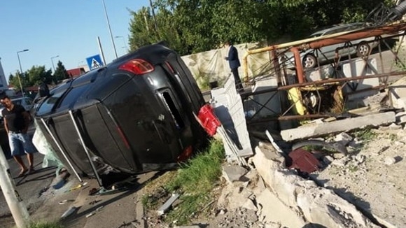 Accident grav în Pipera! O mașină lovită de un TIR a ricoșat într-un pieton! Victima se află în stare foarte gravă, iar în zonă este pericol de explozie