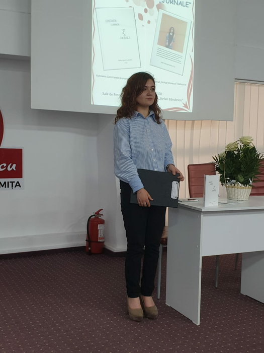 Înainte de a da bacalaureatul, Luminița a publicat prima carte
