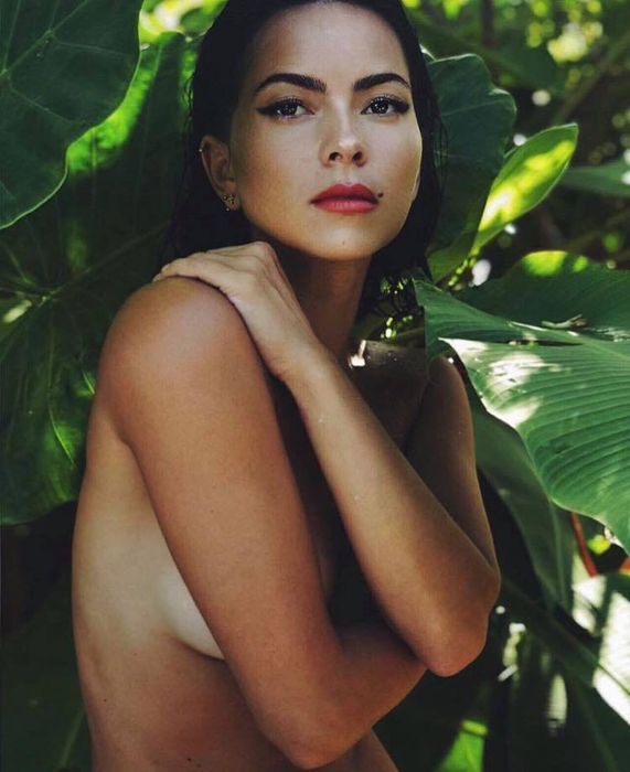 Inna ştie să-şi ţină aproape fanii cu cele mai senzuale ipostaze ale sale