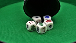 O seară de poker cu 15 persoane, oprită de polițiști. Unul dintre participanți trebuia să fie în carantină