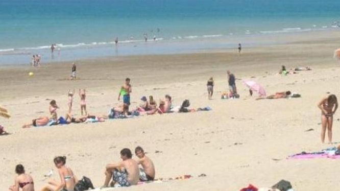 “Vă voi ucide”. Panică pe o plajă din Franţa din cauza unui bărbat îmbrăcat în haine arabe