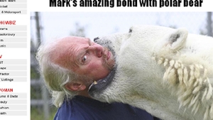 Este nebun sau poate vorbi cu animalele? Un canadian isi baga capul in gura unui urs polar