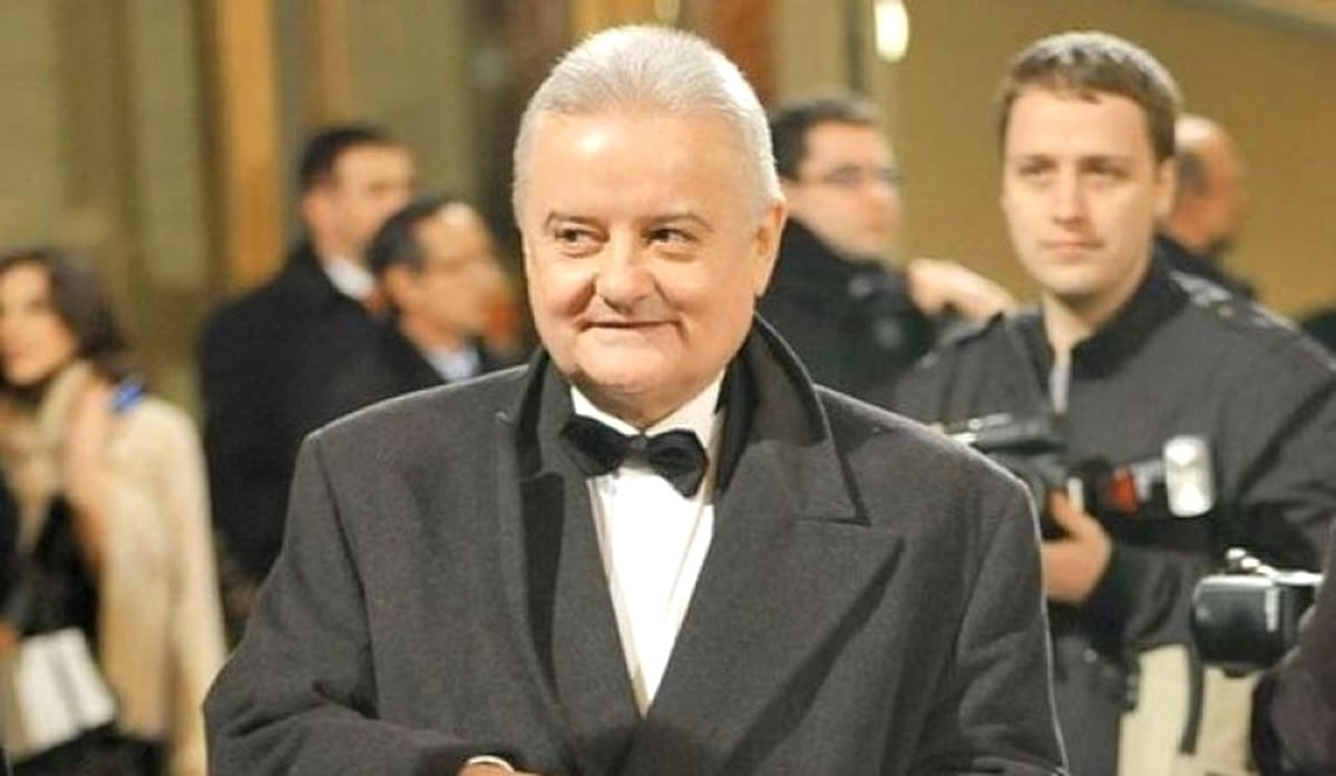 Irinel Columbeanu a sărăcit și nu mai umblă în cercuri selecte. Iată cum a fost surprins la o terasă. FOTO