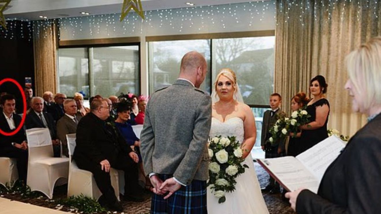 După 4 ani, o mireasă a aflat cine era intrusul de la nunta ei. Bărbatul apărea în toate pozele: ”Nu mă pot opri din râs”