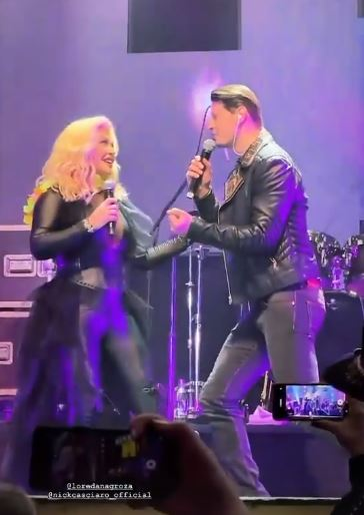 Cum au fost surprinşi Loredana Groza şi Nick Casciaro aseară, după un concert. Fanii au fost în extaz