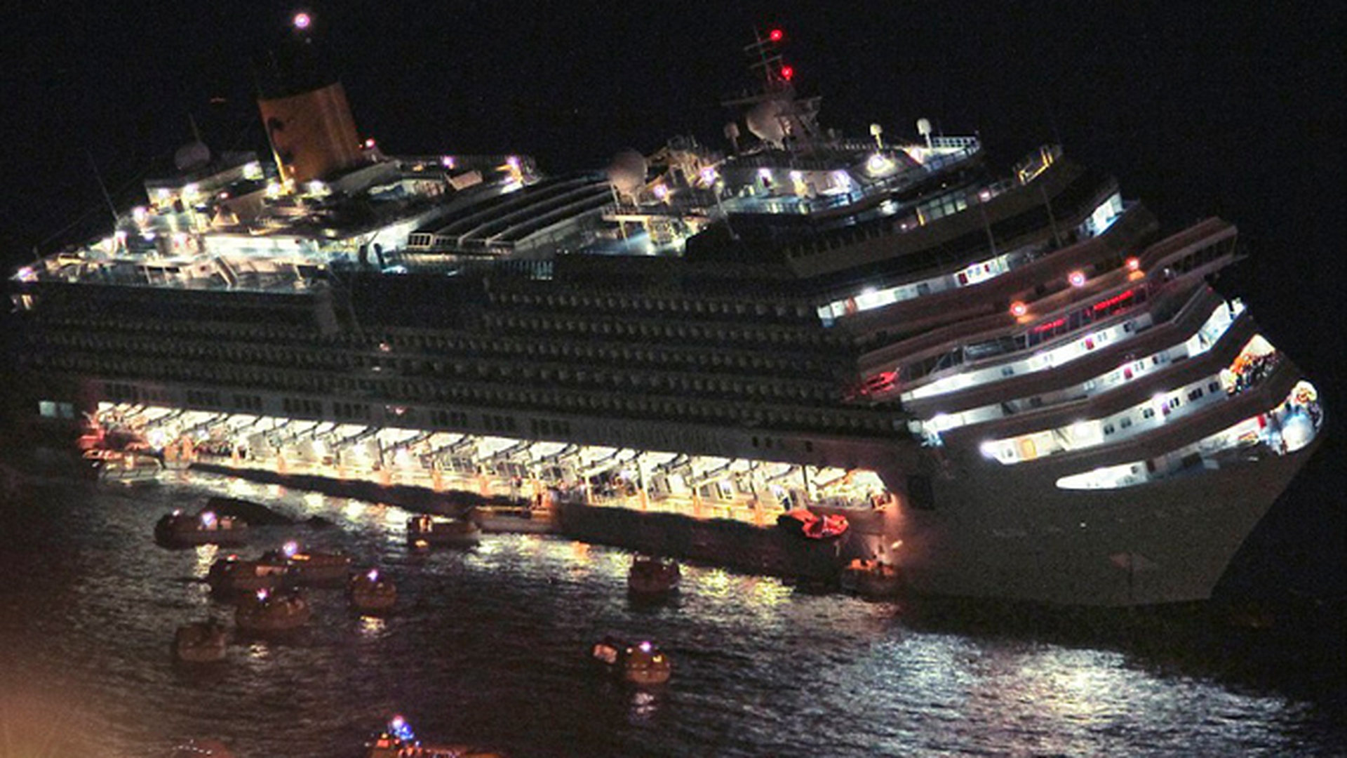 Exact ca scenele din "Titanic"! N-o sa poti sa deosebesti imaginile reale de la scufundarea navei Costa Concordia de cele din film!