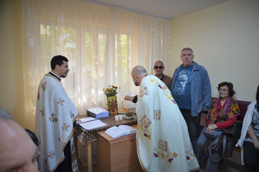 Preotul nevăzător (stânga) participă și la slujbe