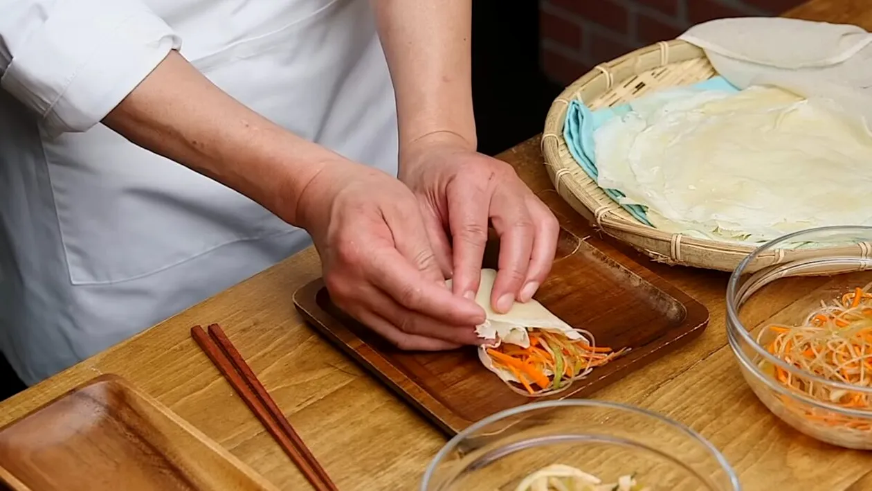 Chef John ne provoacă să rulăm istoria în farfurie! Rețeta spectaculoasă a pachețelelor de primăvară suculente care cucerește orice masă